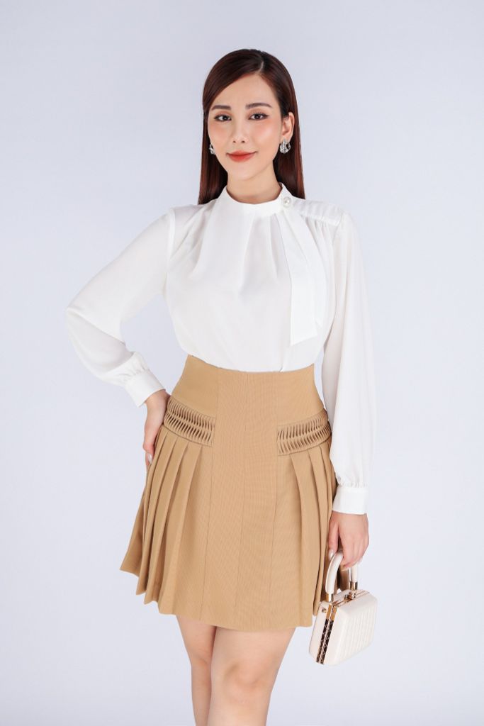 FAS53648 - Áo kiểu công sở vải tằm dáng suông cổ kiểu nhún đính khuy trang trí - PANTIO