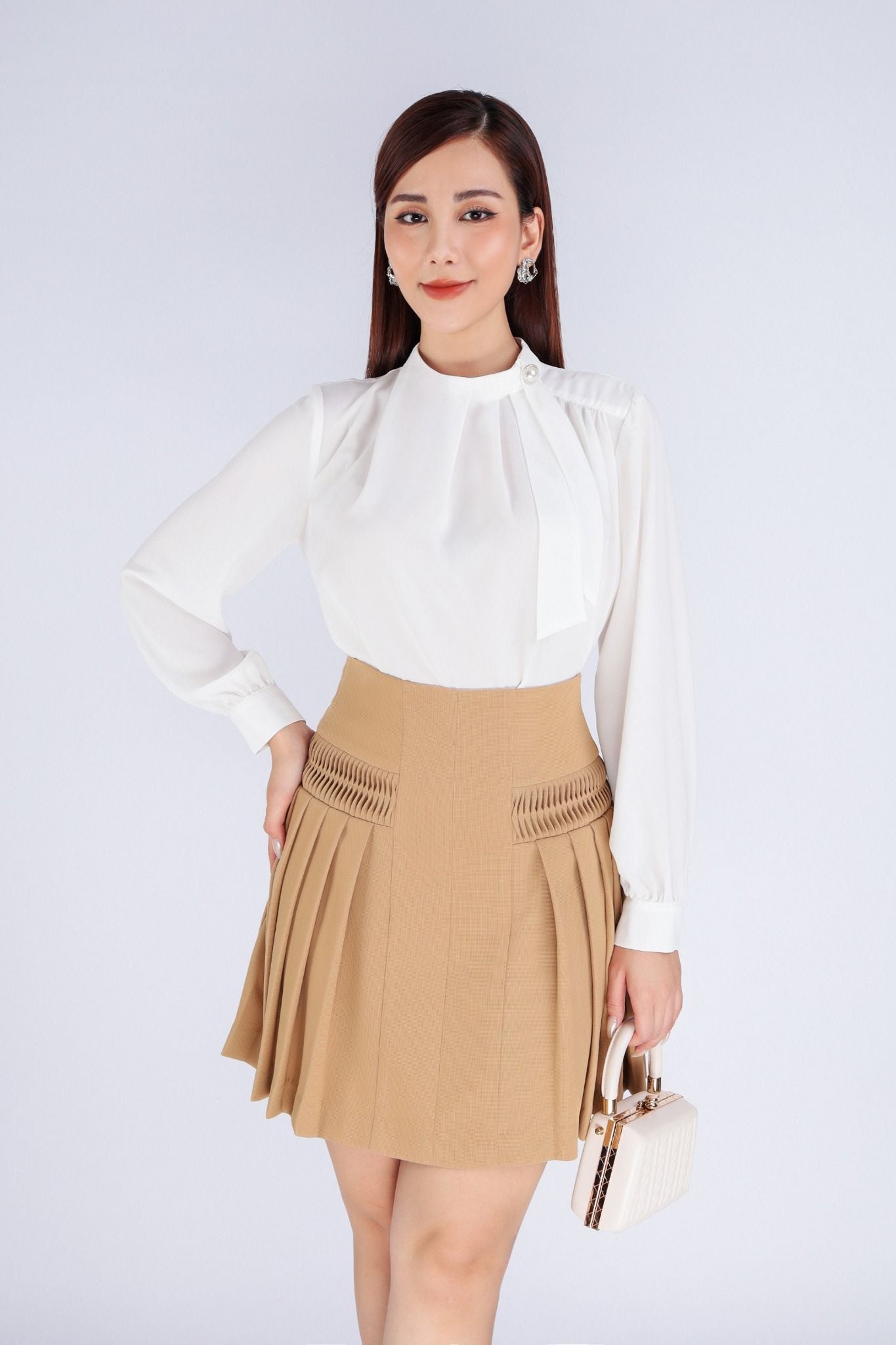 FAS53648 - Áo kiểu công sở vải tằm dáng suông cổ kiểu nhún đính khuy trang trí - PANTIO