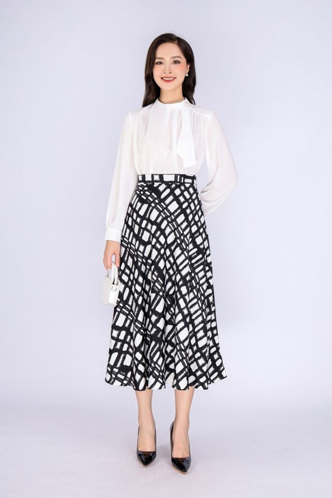 FAS53648 - Áo kiểu công sở vải tằm dáng suông cổ kiểu nhún đính khuy trang trí - PANTIO