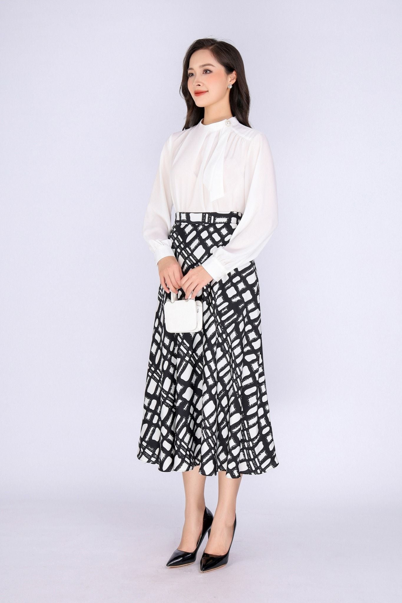 FAS53648 - Áo kiểu công sở vải tằm dáng suông cổ kiểu nhún đính khuy trang trí - PANTIO