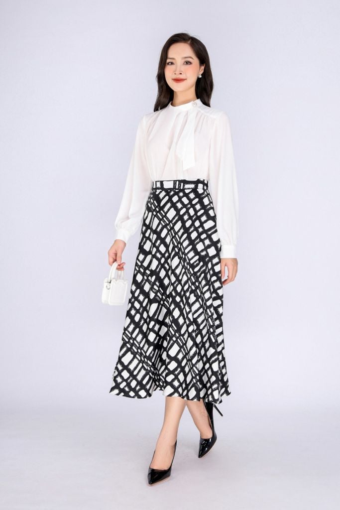 FAS53648 - Áo kiểu công sở vải tằm dáng suông cổ kiểu nhún đính khuy trang trí - PANTIO