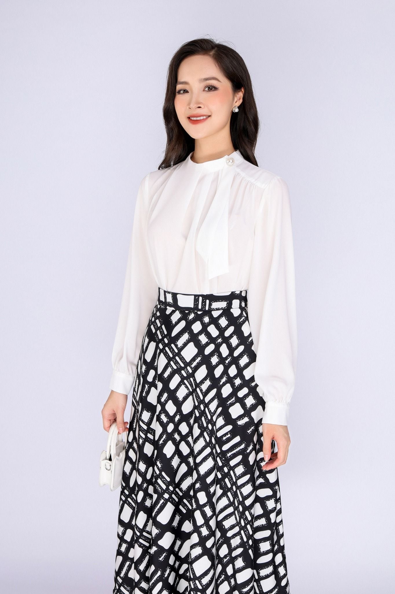 FAS53648 - Áo kiểu công sở vải tằm dáng suông cổ kiểu nhún đính khuy trang trí - PANTIO