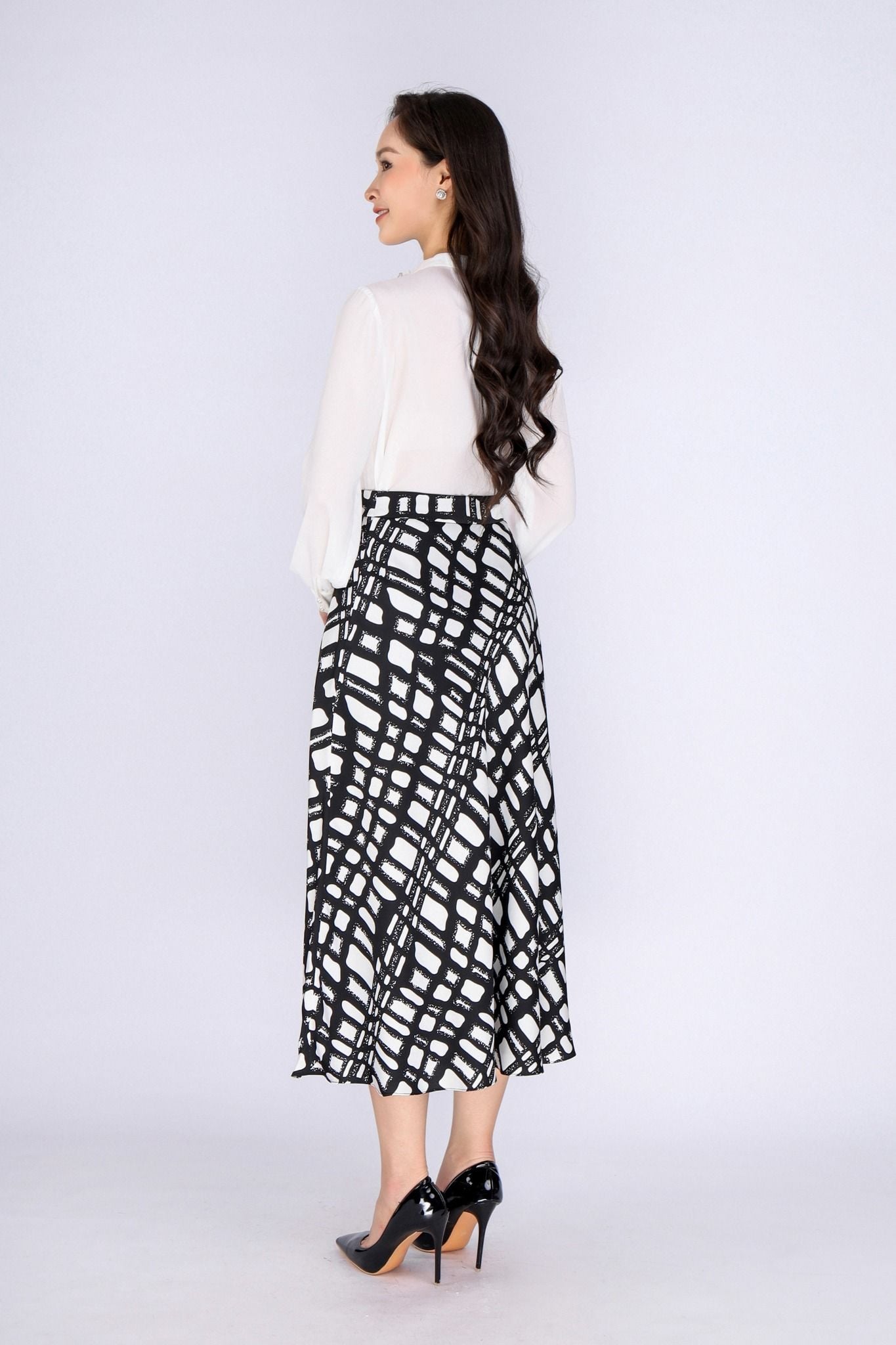 FAS53648 - Áo kiểu công sở vải tằm dáng suông cổ kiểu nhún đính khuy trang trí - PANTIO