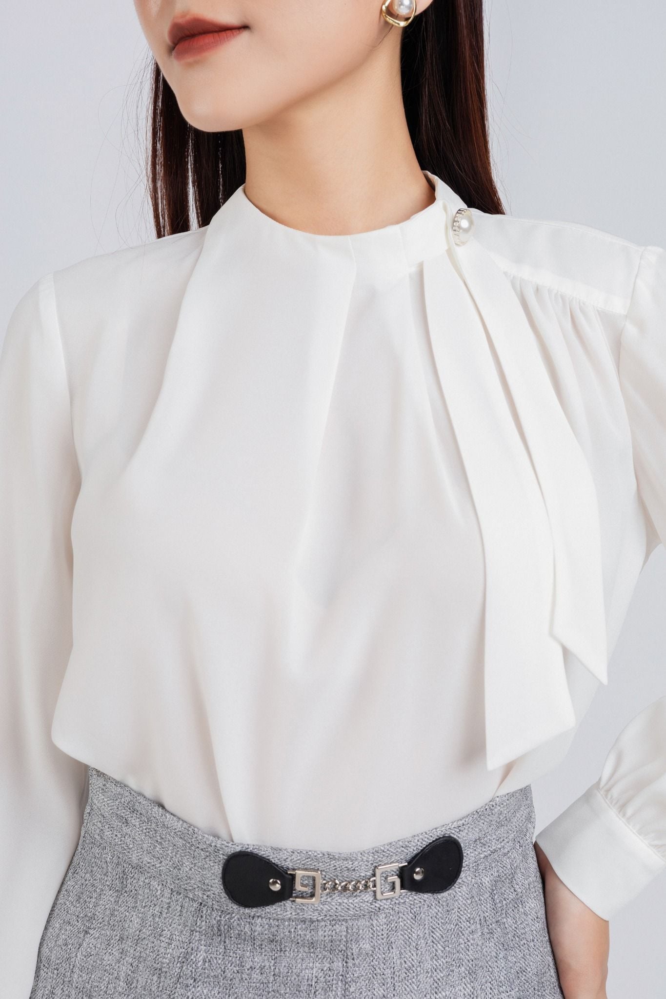 FAS53648 - Áo kiểu công sở vải tằm dáng suông cổ kiểu nhún đính khuy trang trí - PANTIO