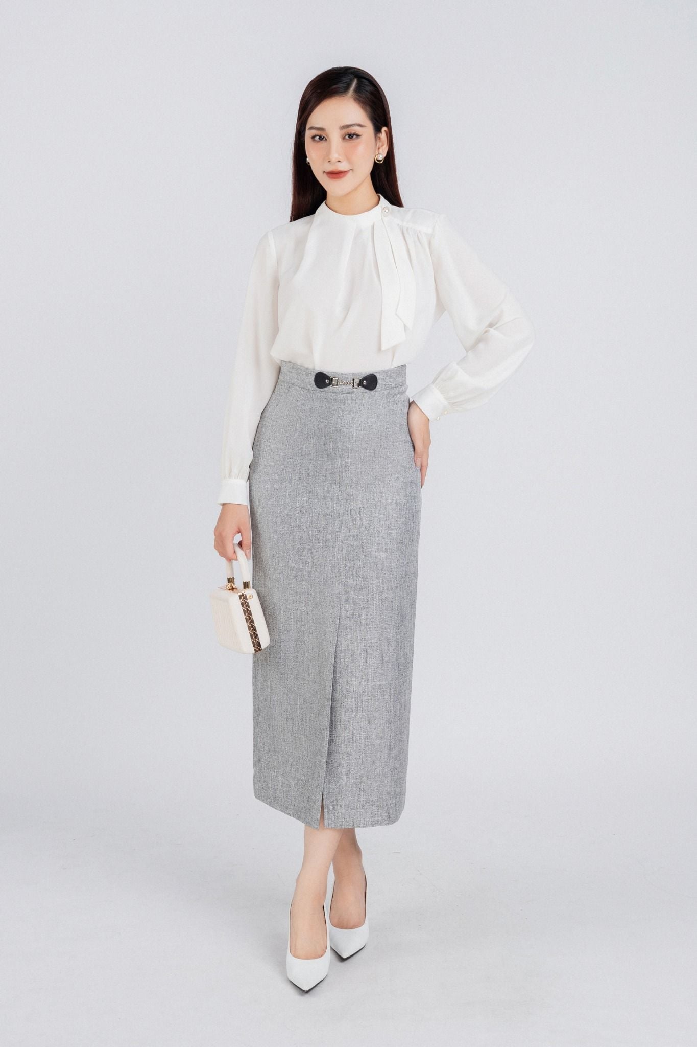 FAS53648 - Áo kiểu công sở vải tằm dáng suông cổ kiểu nhún đính khuy trang trí - PANTIO