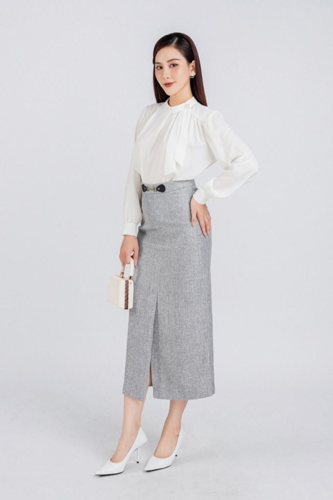 FAS53648 - Áo kiểu công sở vải tằm dáng suông cổ kiểu nhún đính khuy trang trí - PANTIO