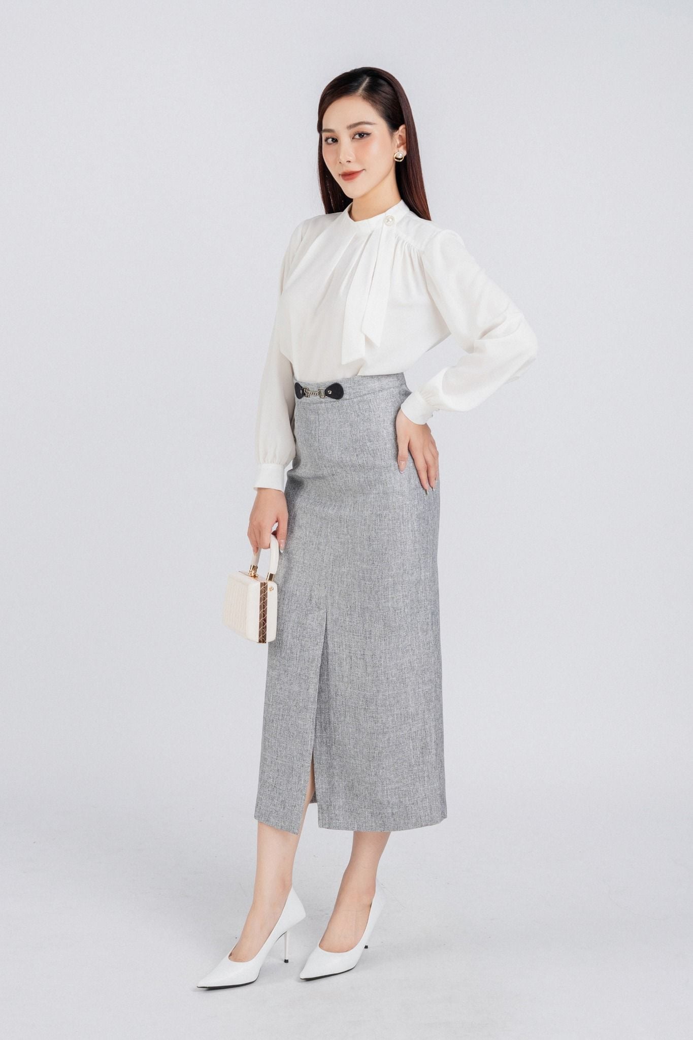 FAS53648 - Áo kiểu công sở vải tằm dáng suông cổ kiểu nhún đính khuy trang trí - PANTIO