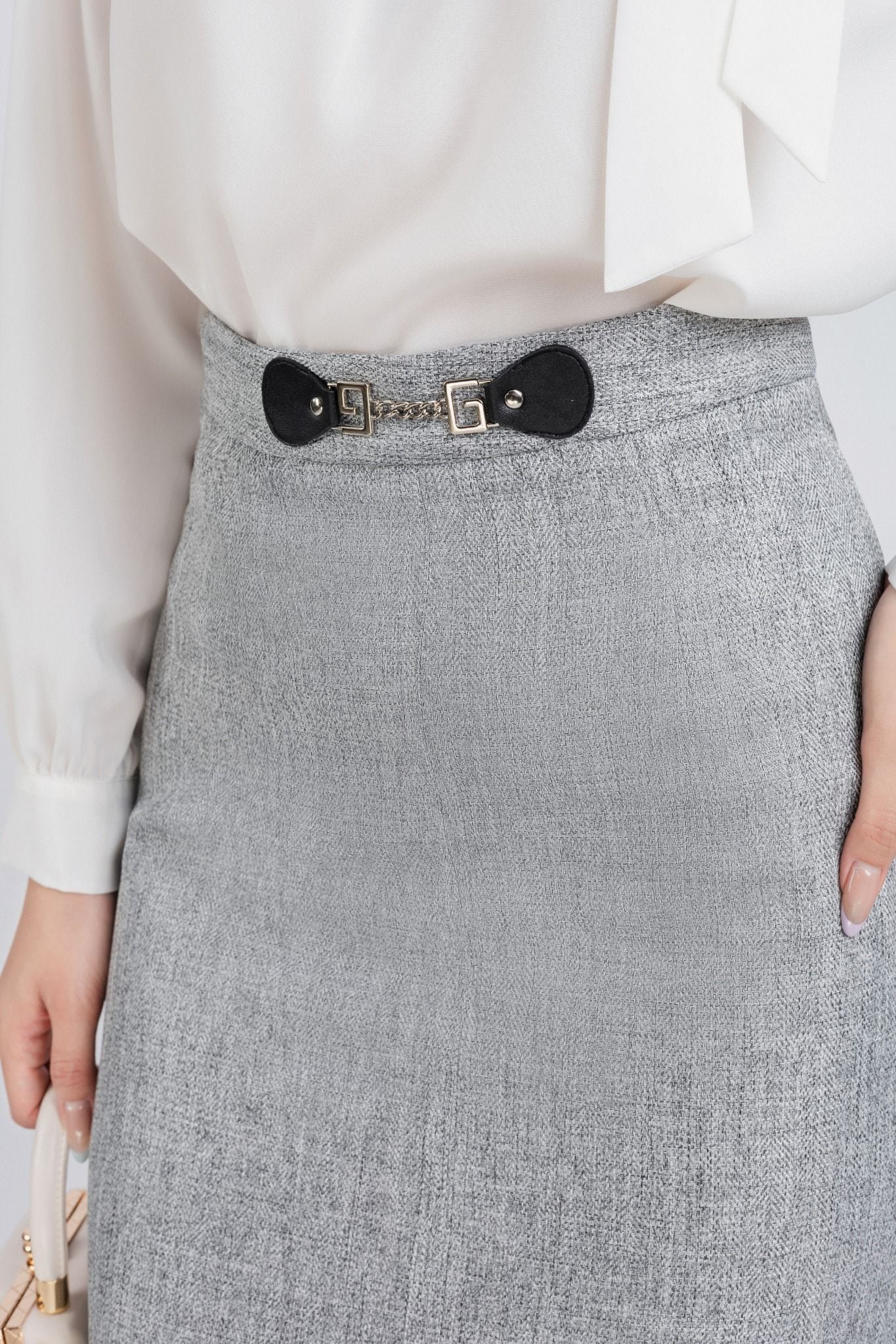 FJD51197 - Chân váy công sở vải thô dày dáng bút chì dài xẻ tà trước phối da + kim loại trang trí khóa thân sau - PANTIO