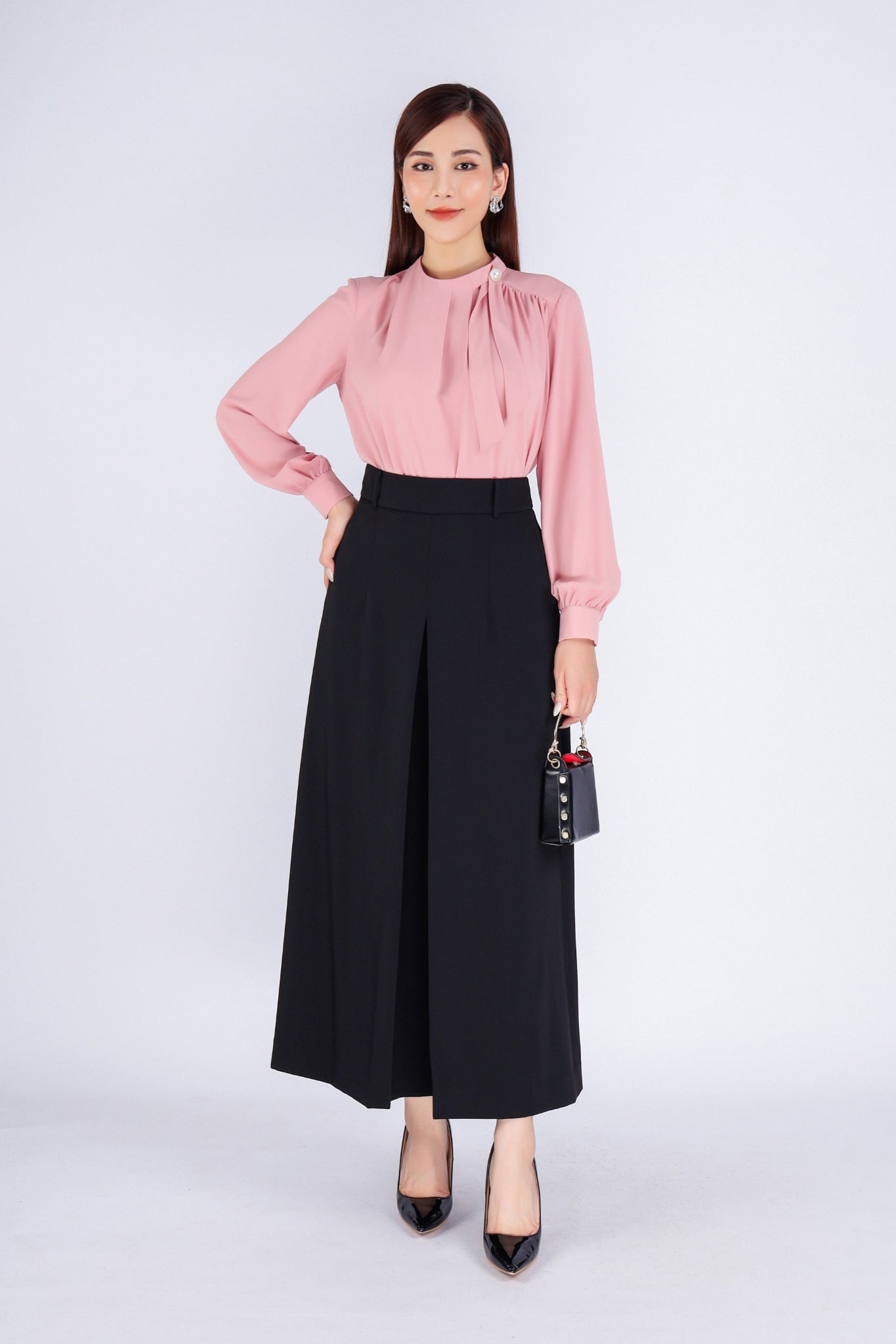 FAS53648 - Áo kiểu công sở vải tằm dáng suông cổ kiểu nhún đính khuy trang trí - PANTIO