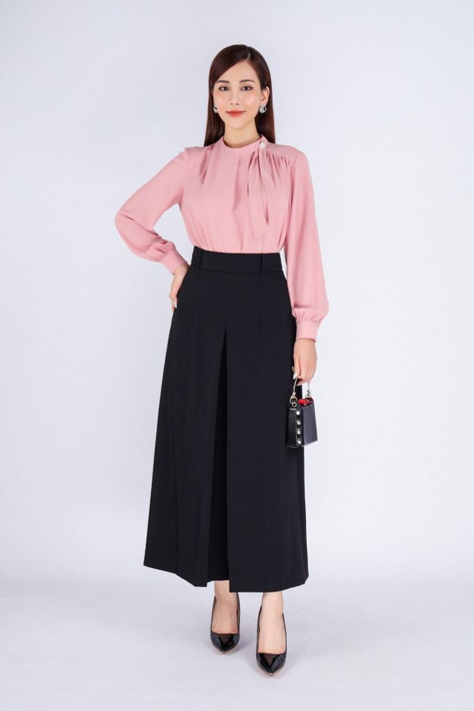 FAS53648 - Áo kiểu công sở vải tằm dáng suông cổ kiểu nhún đính khuy trang trí - PANTIO