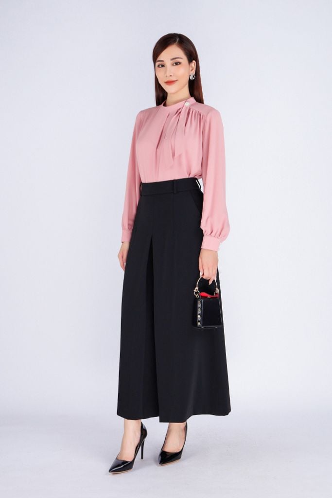 FAS53648 - Áo kiểu công sở vải tằm dáng suông cổ kiểu nhún đính khuy trang trí - PANTIO