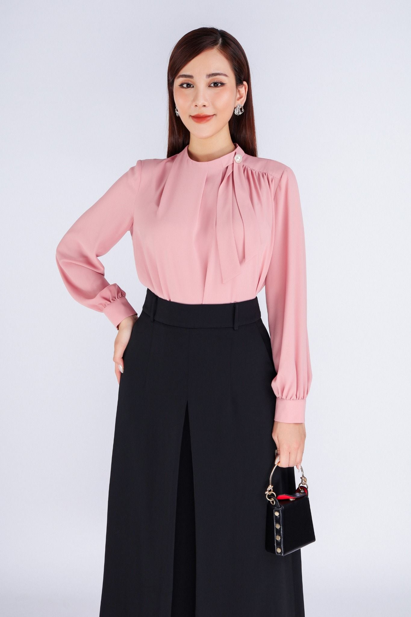 FAS53648 - Áo kiểu công sở vải tằm dáng suông cổ kiểu nhún đính khuy trang trí - PANTIO