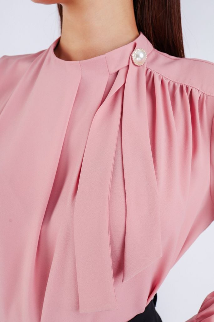 FAS53648 - Áo kiểu công sở vải tằm dáng suông cổ kiểu nhún đính khuy trang trí - PANTIO