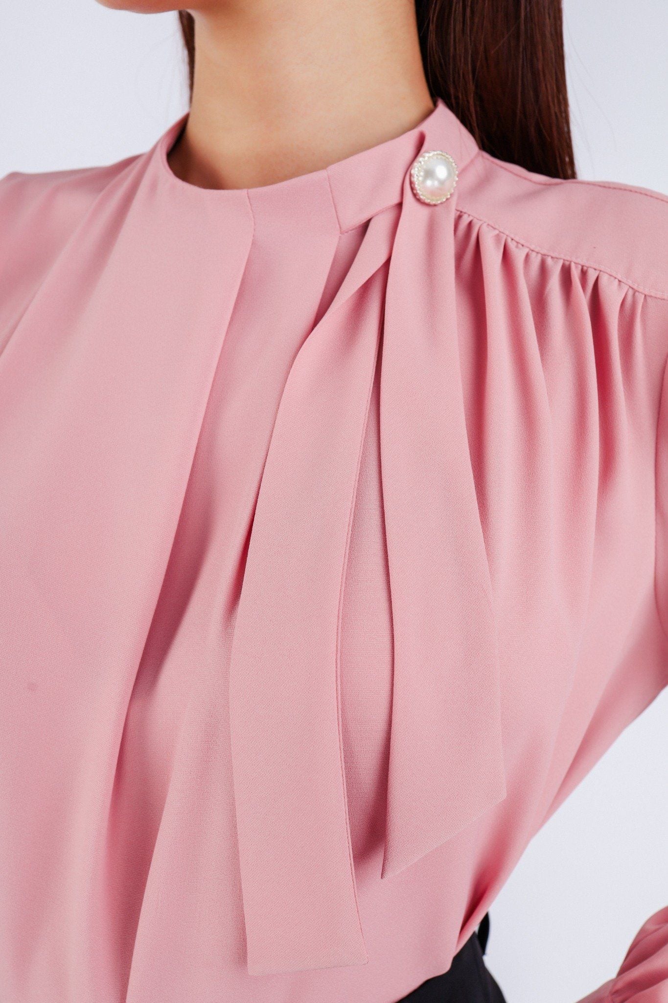 FAS53648 - Áo kiểu công sở vải tằm dáng suông cổ kiểu nhún đính khuy trang trí - PANTIO