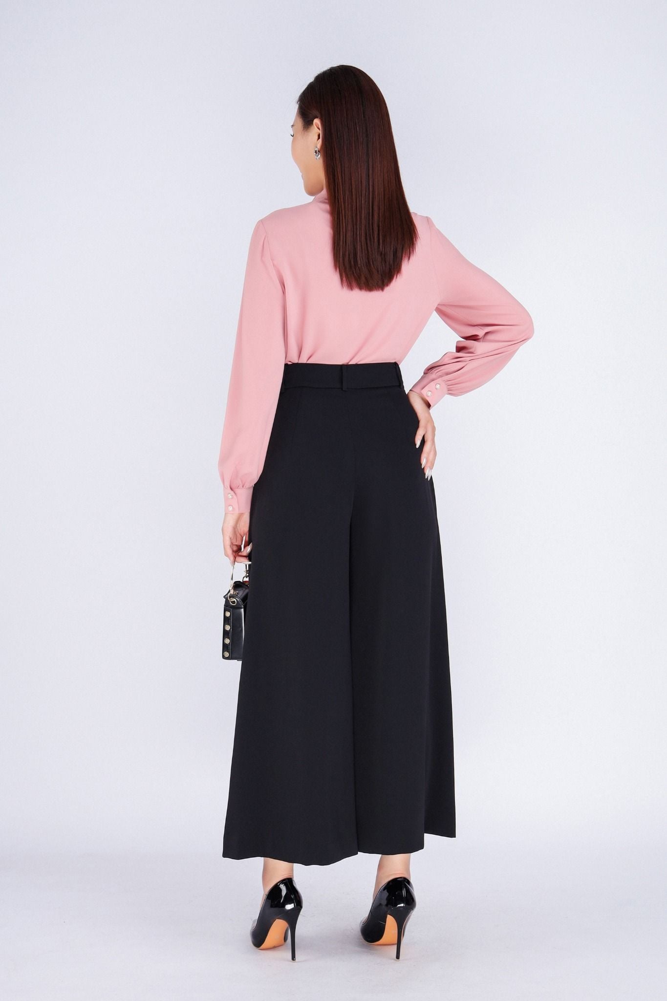 FAS53648 - Áo kiểu công sở vải tằm dáng suông cổ kiểu nhún đính khuy trang trí - PANTIO