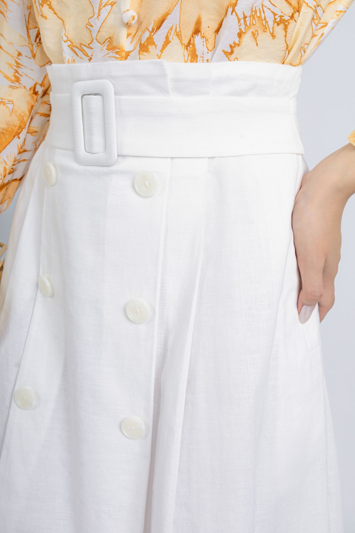 FJD31148 - Chân váy công sở vải linen dáng xoè có lót vải thô boi thân đính cúc trang trí khoá thân sau - PANTIO