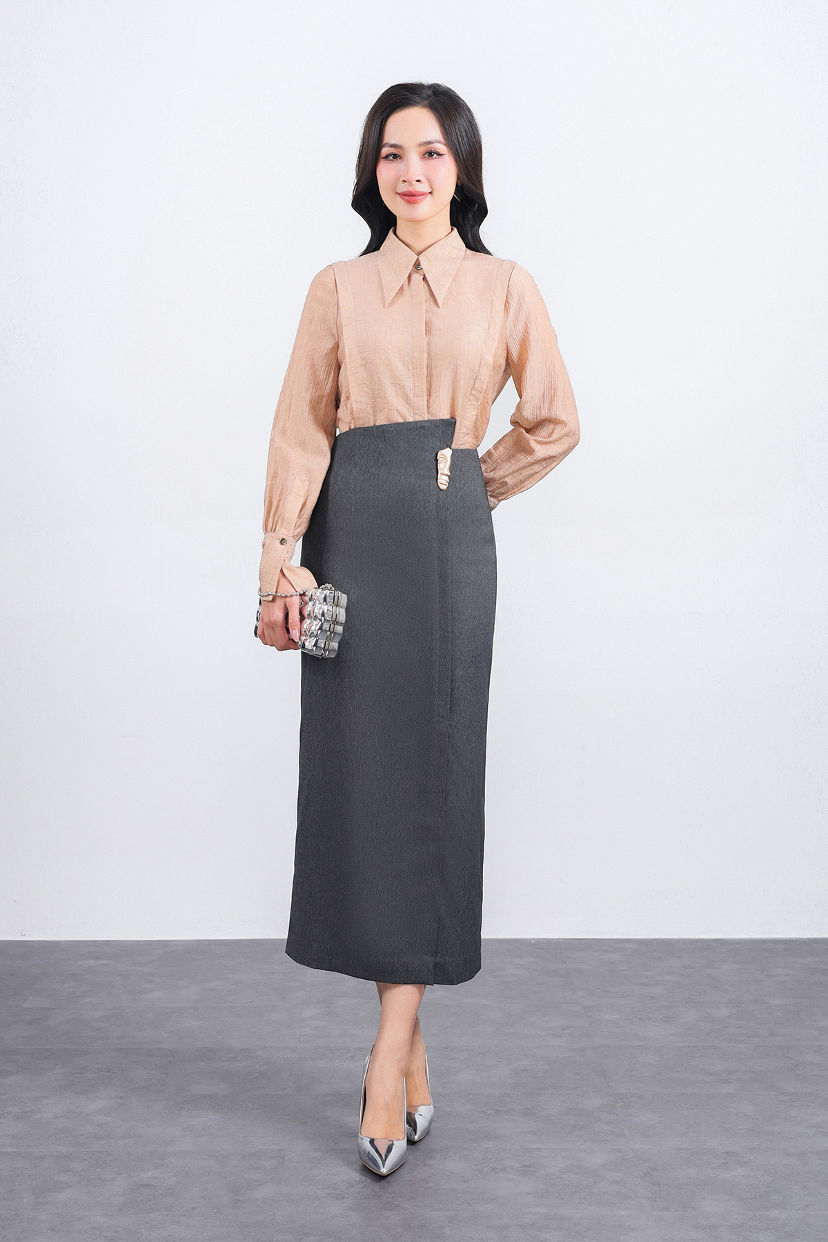 FJD51264 - Chân váy dài vải thô dáng suông eo phối vạt lệch tạo kiểu kèm phụ kiện kim loại thời trang - PANTIO