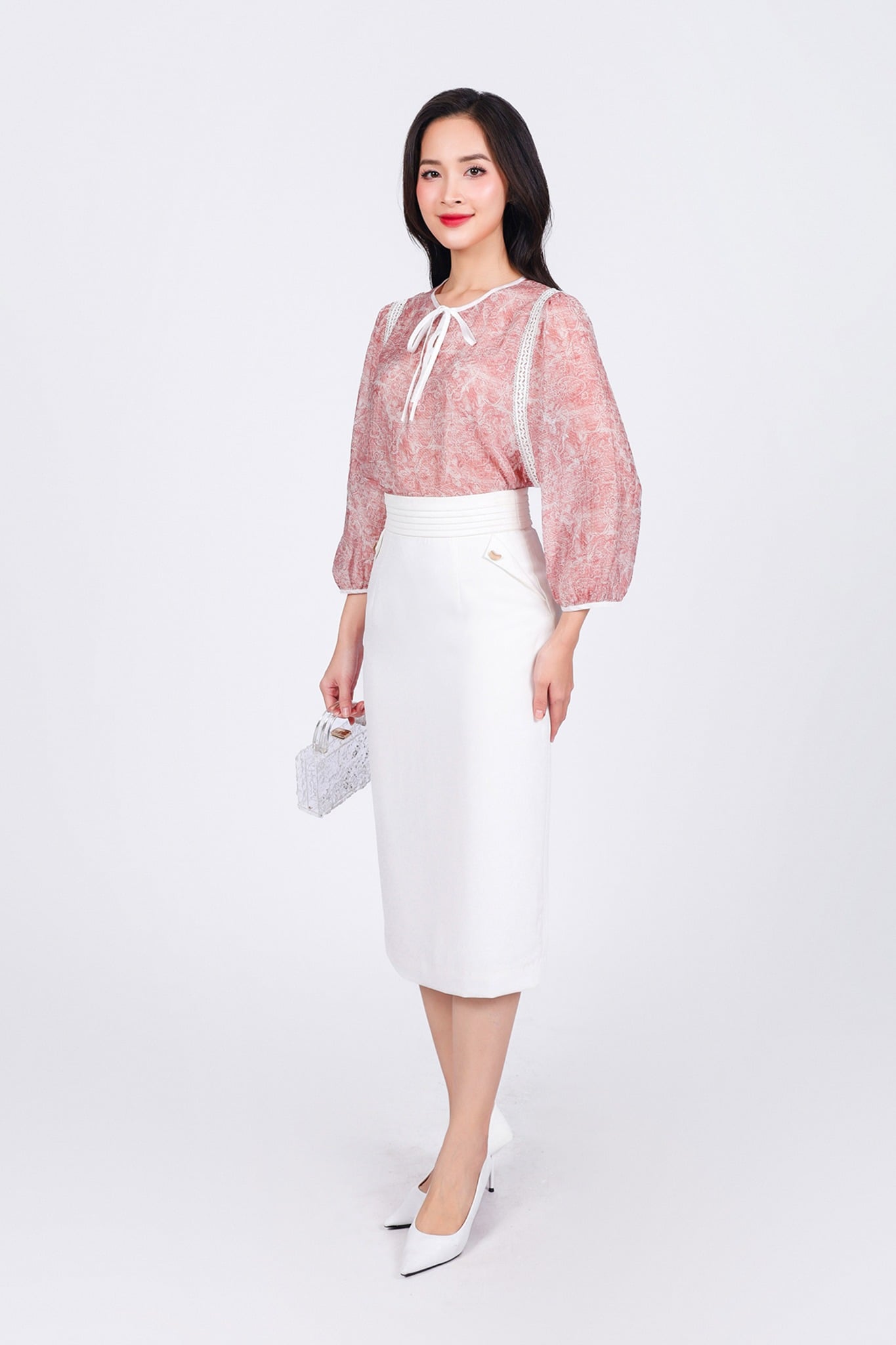 FAS53832 - Áo sơ mi công sở vải tơ hoa dáng suông cổ tròn đính dây nơ tạo kiểu thân áo phối viền ren trang trí - PANTIO