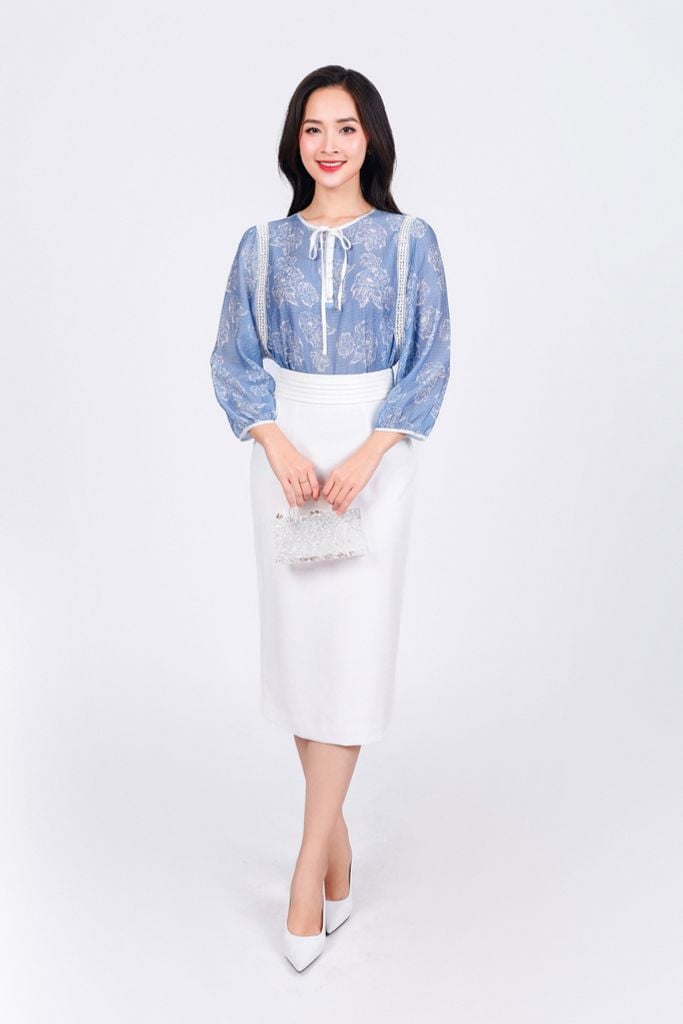 FAS53832 - Áo sơ mi công sở vải tơ hoa dáng suông cổ tròn đính dây nơ tạo kiểu thân áo phối viền ren trang trí - PANTIO