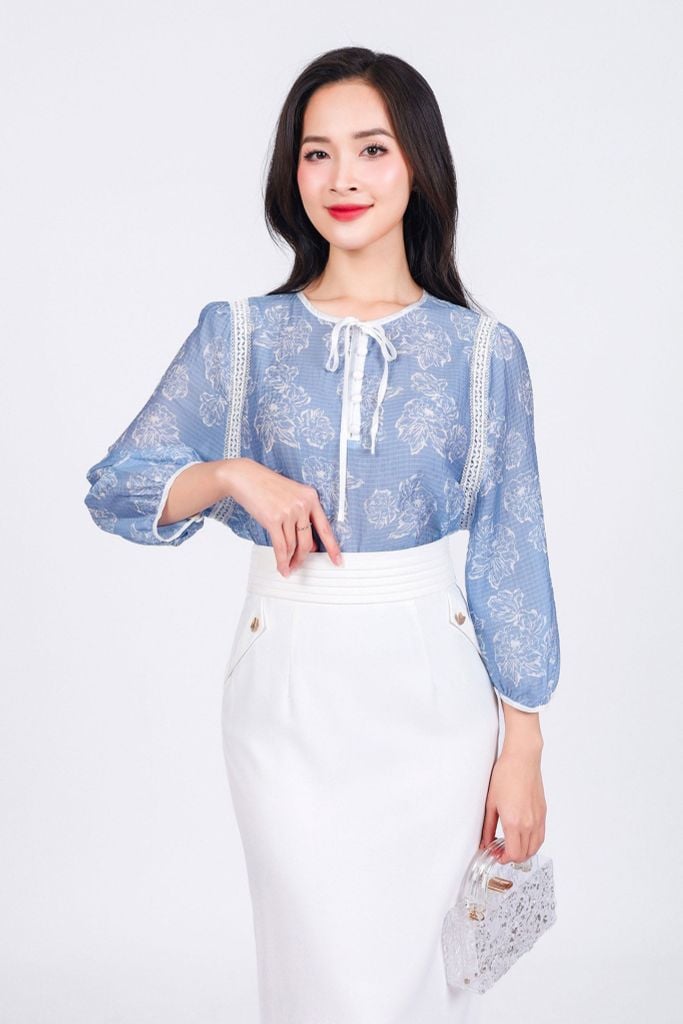 FAS53832 - Áo sơ mi công sở vải tơ hoa dáng suông cổ tròn đính dây nơ tạo kiểu thân áo phối viền ren trang trí - PANTIO