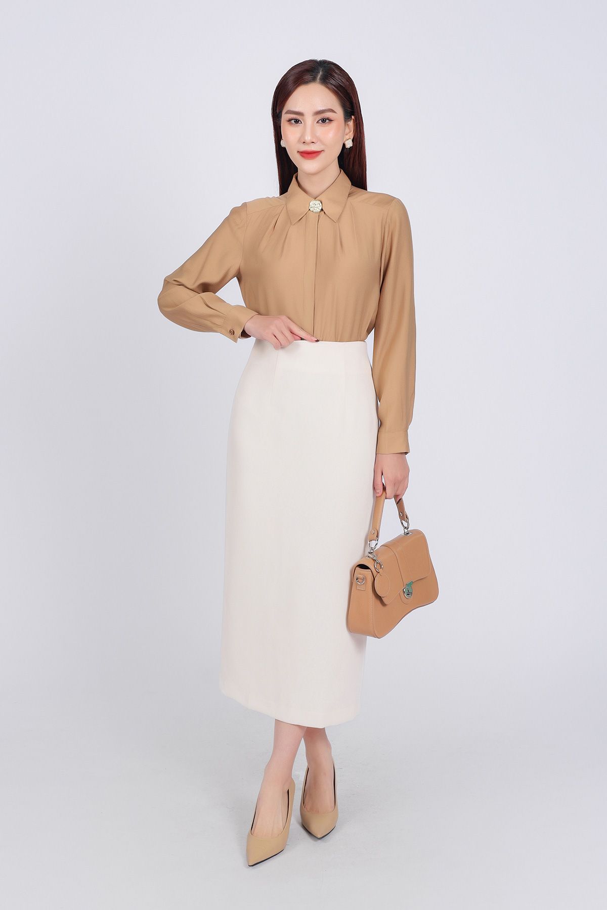 FAS53835 - Áo sơ mi công sở vải tơ dáng suông cổ đức thân áo phối ly bong tạo kiểu kèm cài áo kim loại cao cấp trang trí - PANTIO