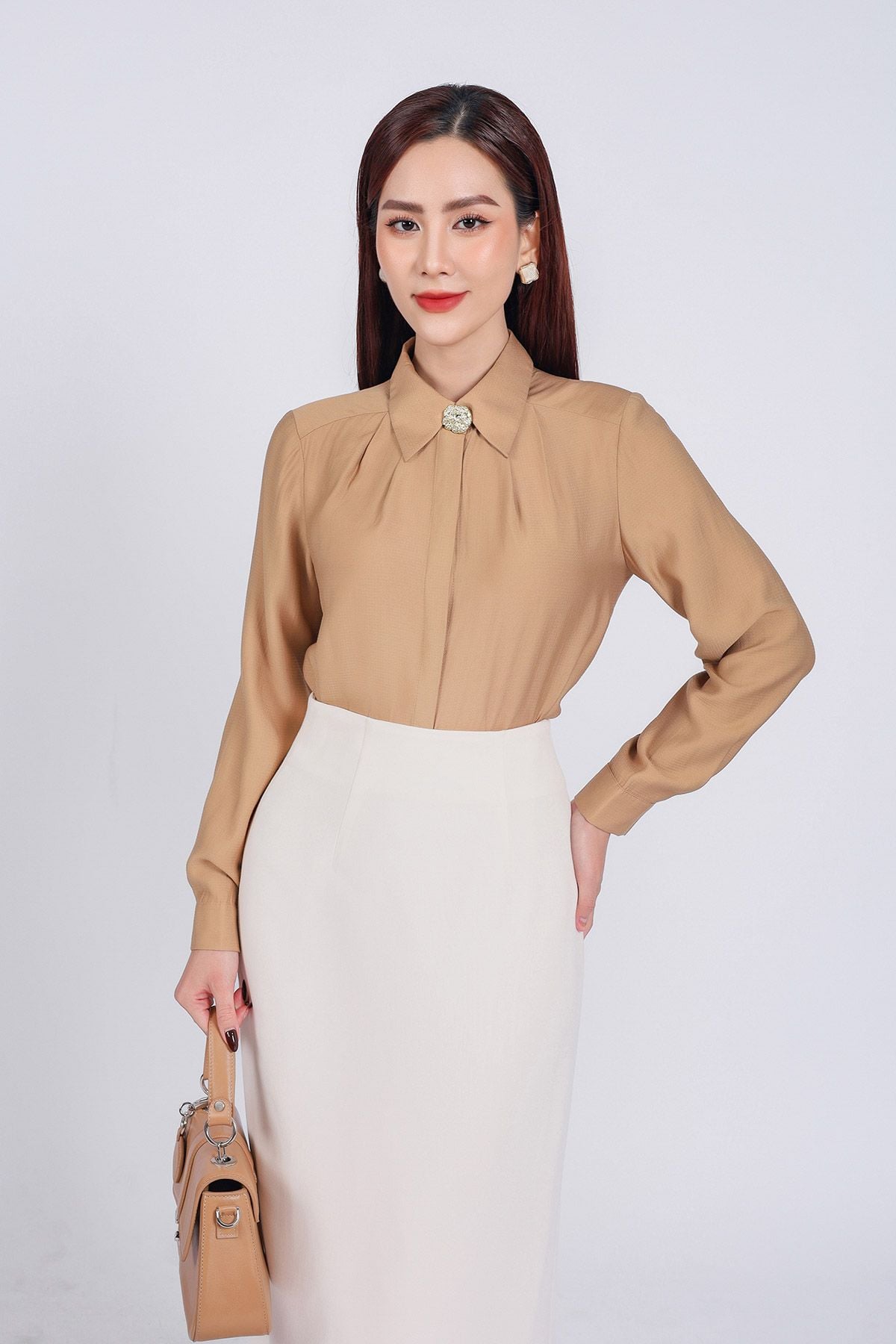 FAS53835 - Áo sơ mi công sở vải tơ dáng suông cổ đức thân áo phối ly bong tạo kiểu kèm cài áo kim loại cao cấp trang trí - PANTIO