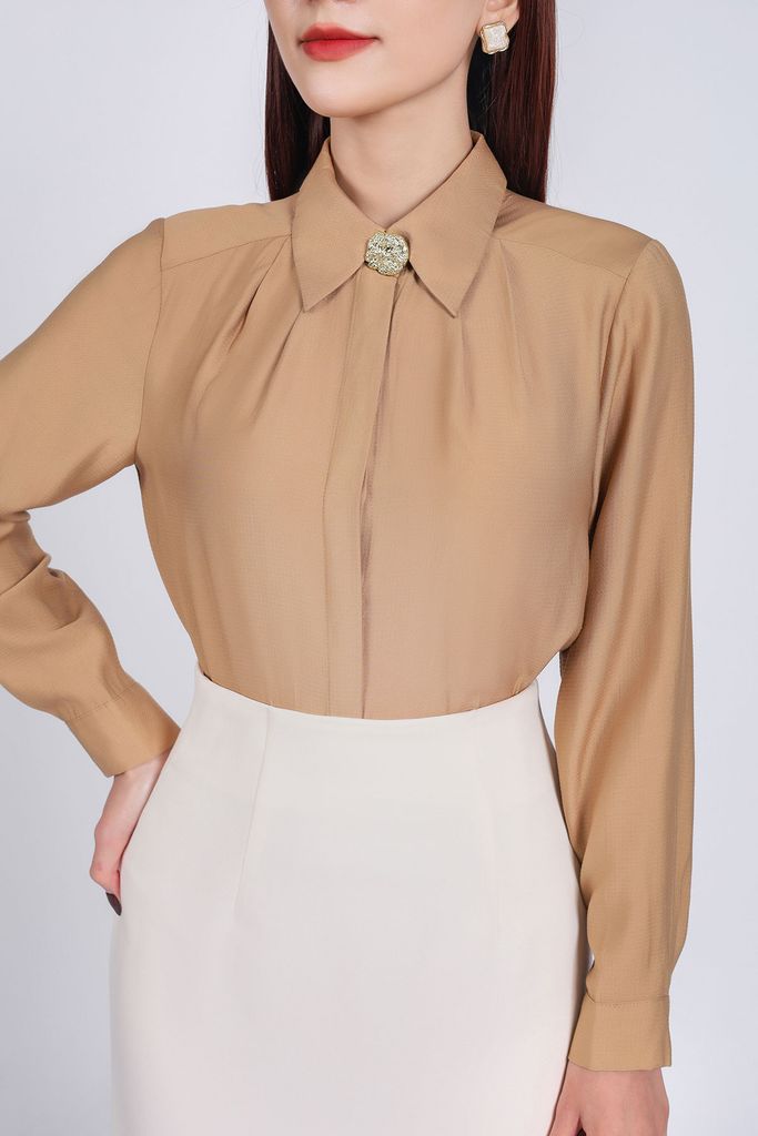 FAS53835 - Áo sơ mi công sở vải tơ dáng suông cổ đức thân áo phối ly bong tạo kiểu kèm cài áo kim loại cao cấp trang trí - PANTIO