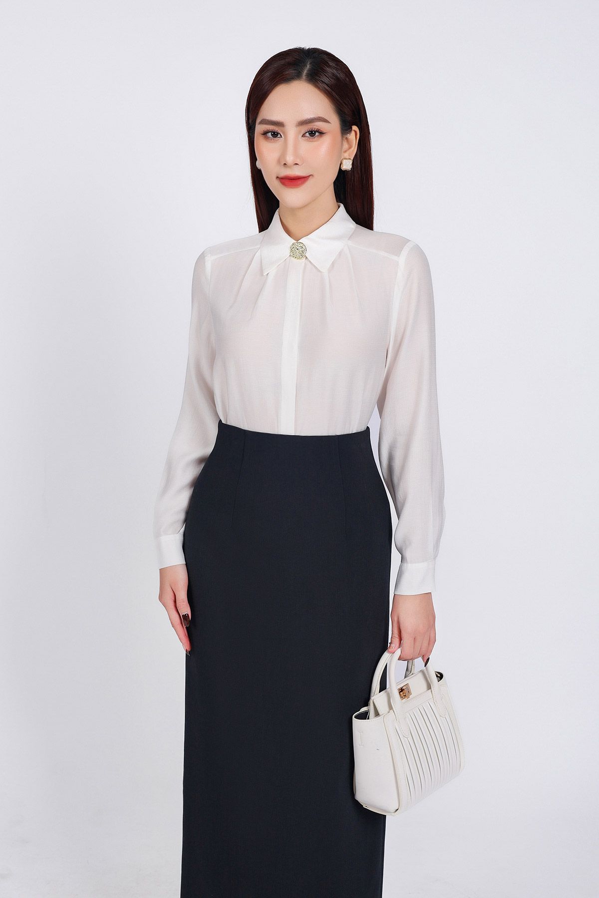 FAS53835 - Áo sơ mi công sở vải tơ dáng suông cổ đức thân áo phối ly bong tạo kiểu kèm cài áo kim loại cao cấp trang trí - PANTIO