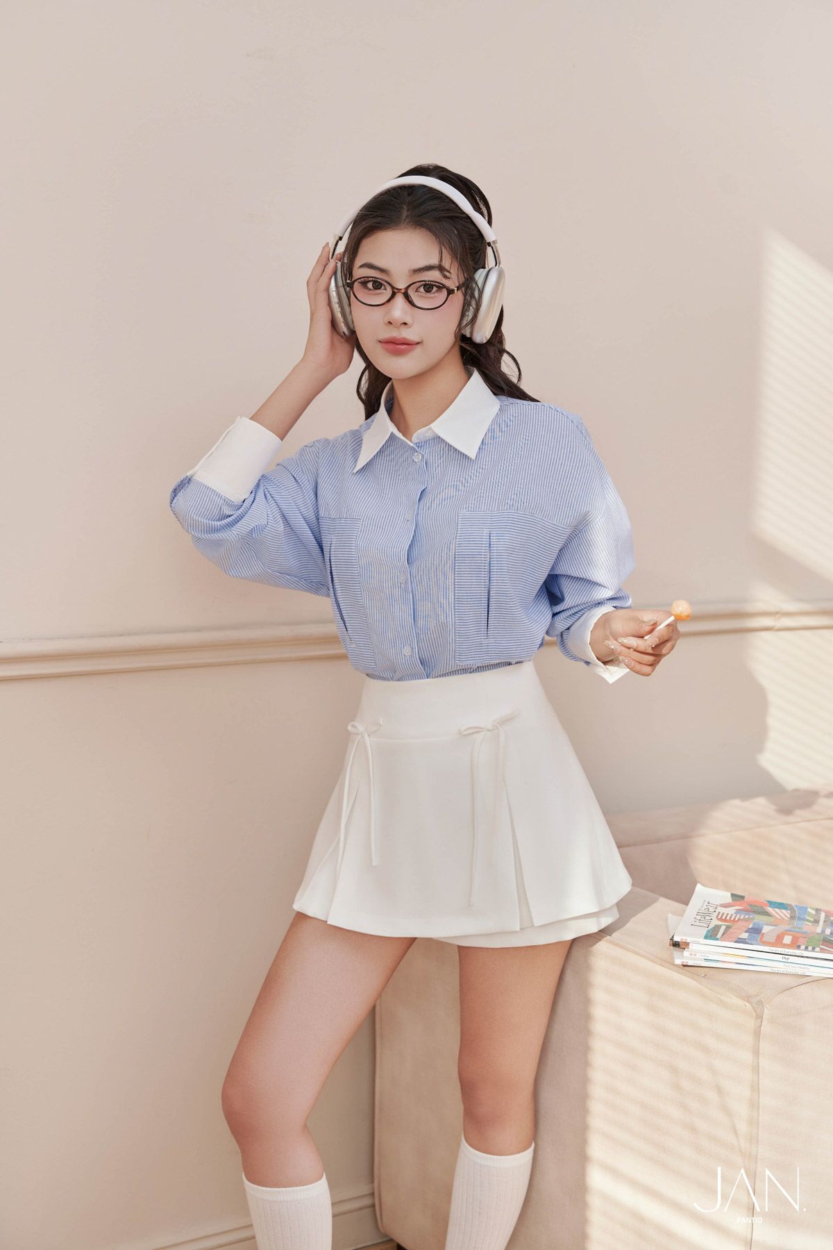 FAS53897 - Áo sơ mi dáng suông, cổ đức bằng vải phối, tay dài, măng séc bằng vải phối, túi ốp to, nẹp cài khuy - JAN.