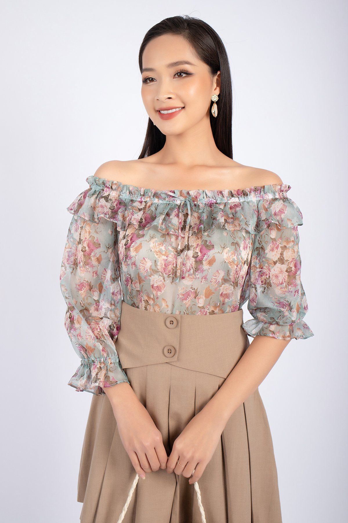 FAS73248 - Áo kiểu công sở vải voan dáng suông cạp bo chun vai trễ xếp bèo - PANTIO