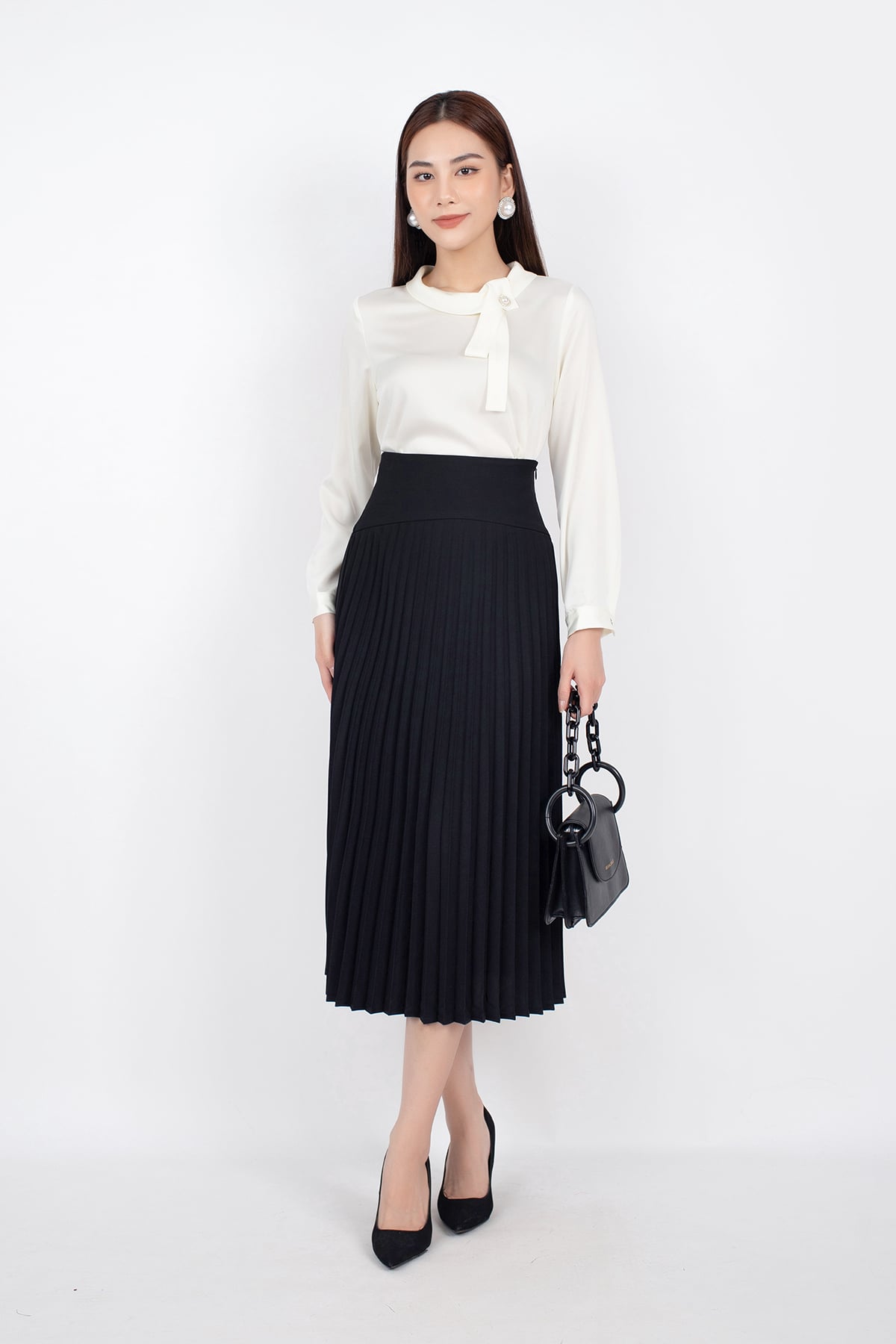 FAS73390 - Áo kiểu công sở vải lụa dáng suông cổ tròn bẻ cách điệu đính cúc ngọc trai trang trí - PANTIO