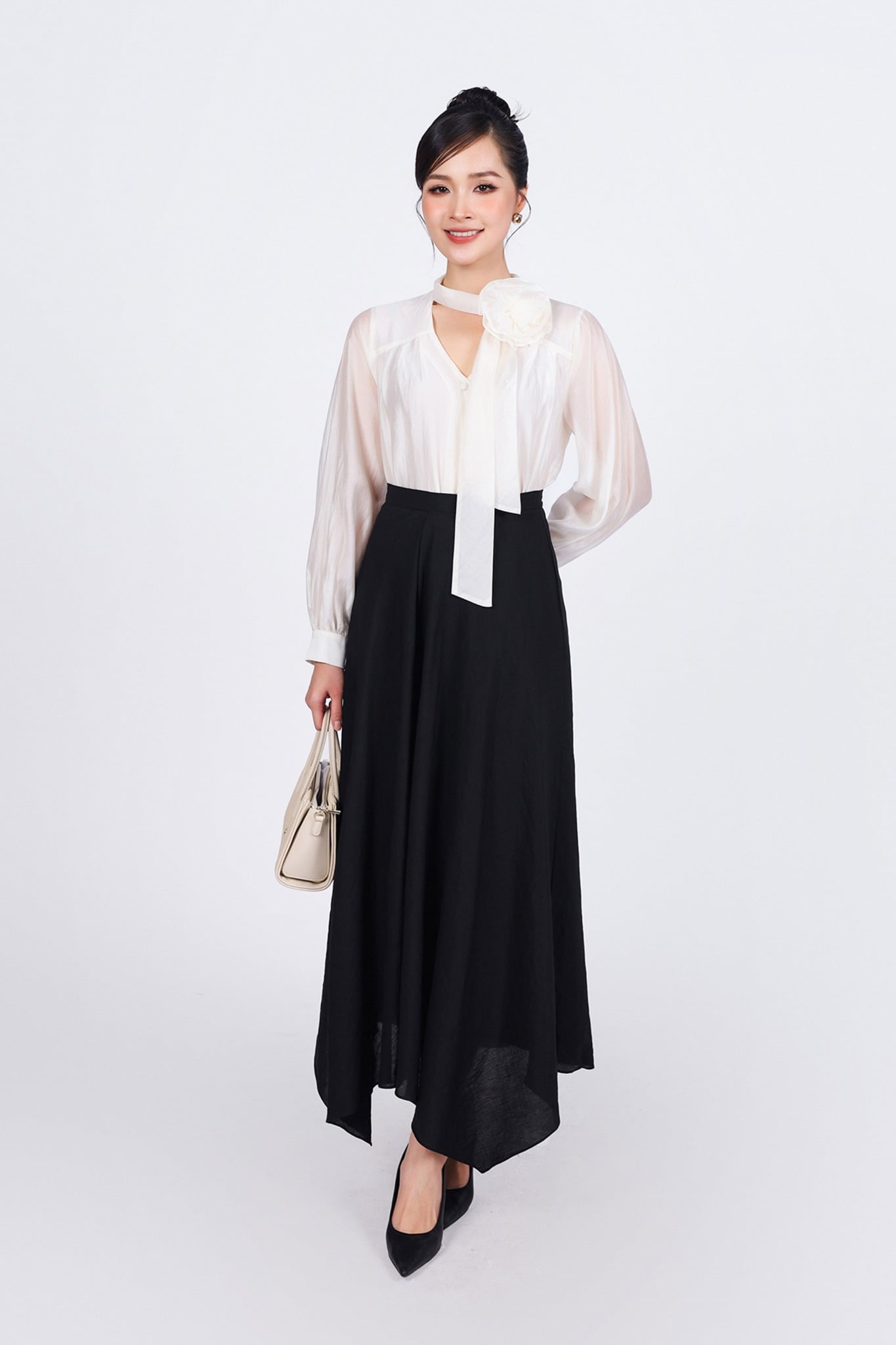 FAS73781 - Áo sơ mi công sở vải tơ dáng suông cổ thắt dây nơ kèm hoa cài tạo kiểu tay áo phối măng séc cài khuy thân trước - PANTIO