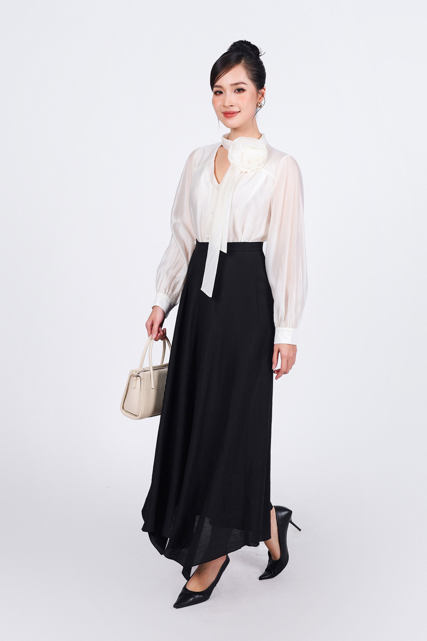 FAS73781 - Áo sơ mi công sở vải tơ dáng suông cổ thắt dây nơ kèm hoa cài tạo kiểu tay áo phối măng séc cài khuy thân trước - PANTIO