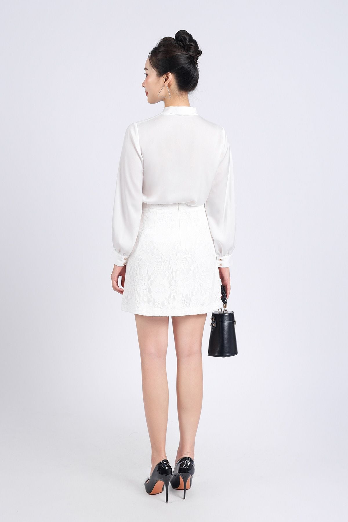 BJN33128 - Chân váy ngắn vải lụa tằm phối ren hoa khoá thân sau - PANTIO