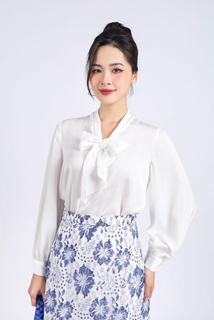 BJN33128 - Chân váy ngắn vải lụa tằm phối ren hoa khoá thân sau - PANTIO