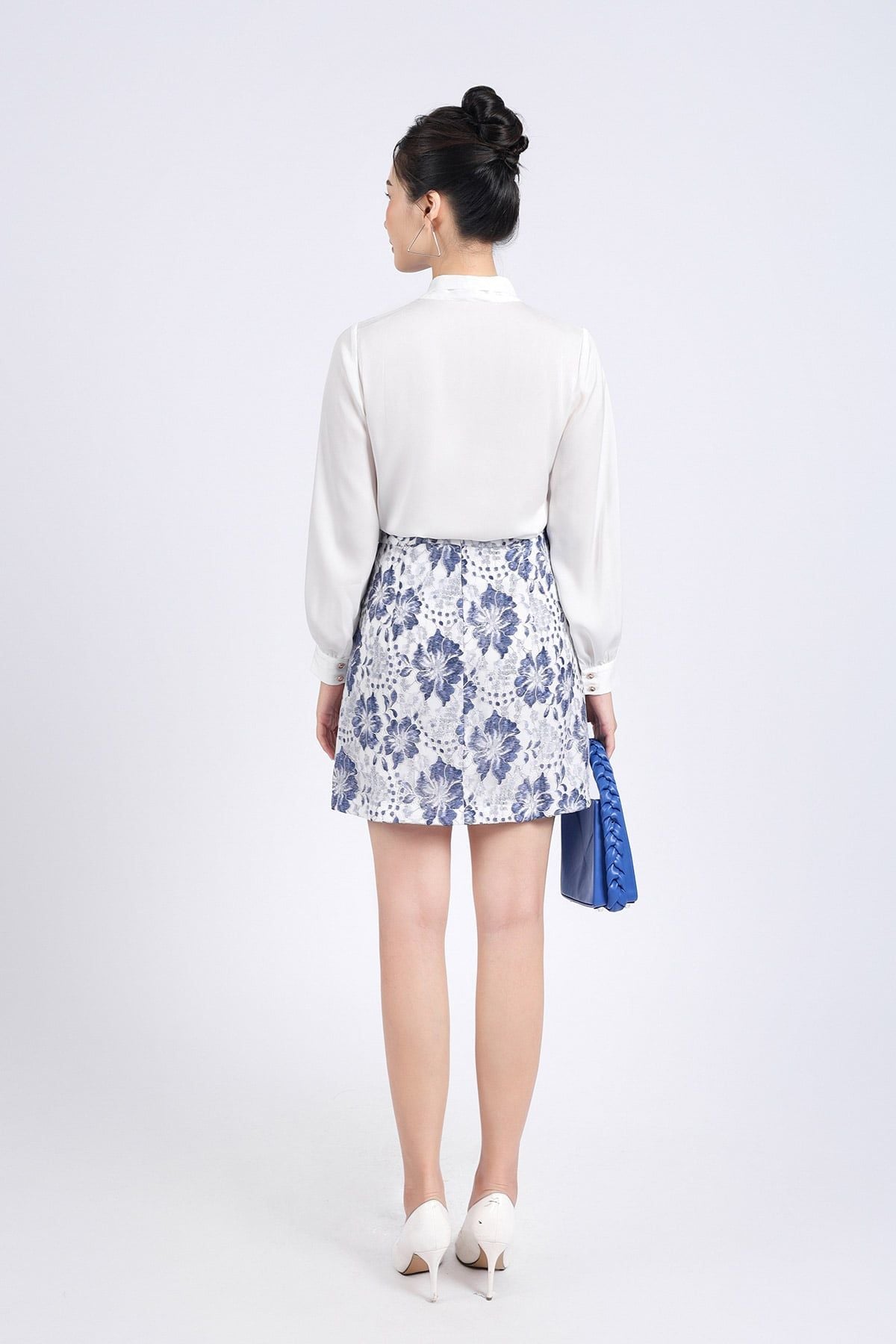 BJN33128 - Chân váy ngắn vải lụa tằm phối ren hoa khoá thân sau - PANTIO