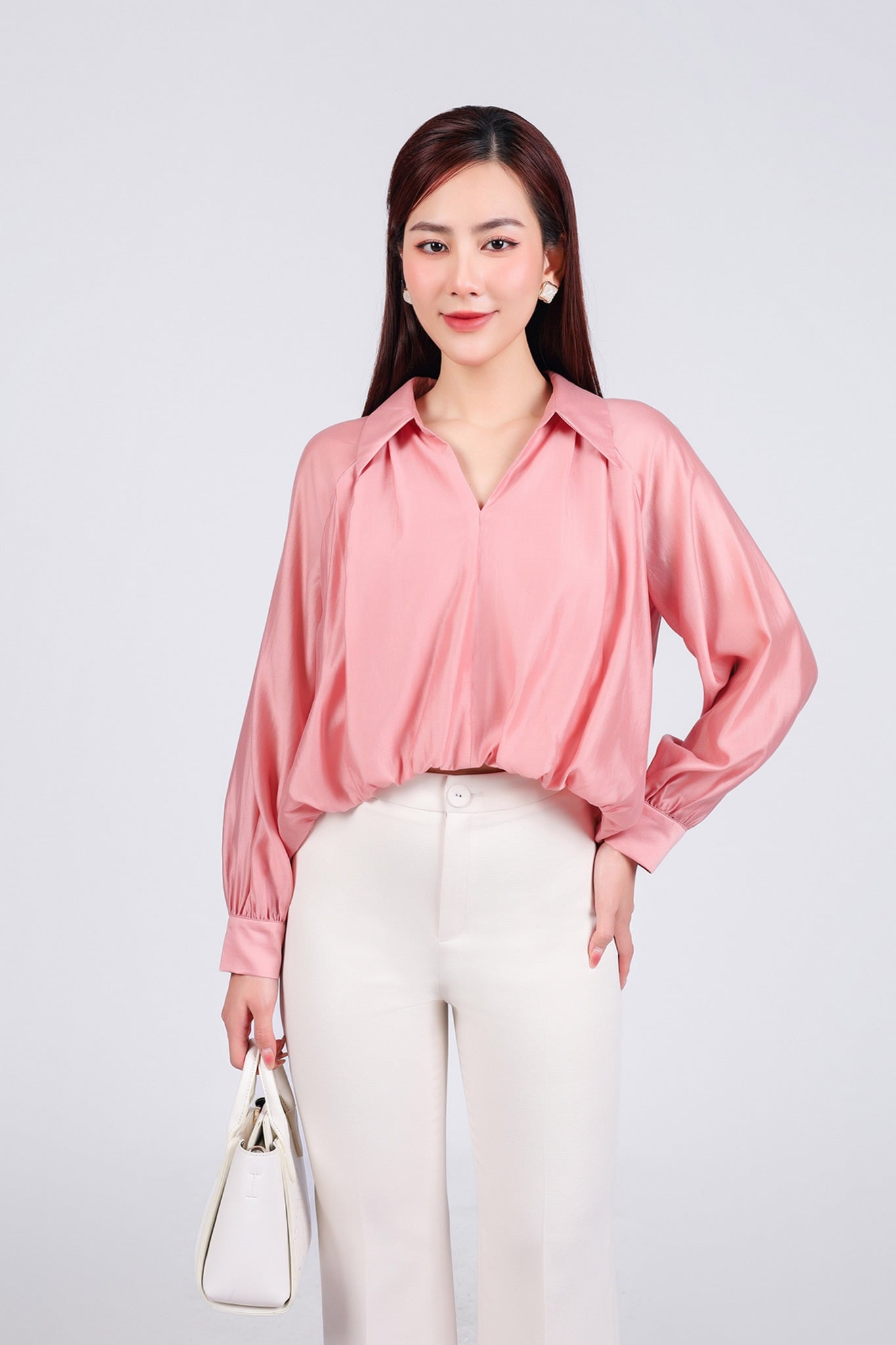 FAS73823 - Áo sơ mi công sở vải tơ dáng suông cổ đức xẻ V gấu xếp nhún tạo kiểu gấu đuôi tôm thời trang - PANTIO