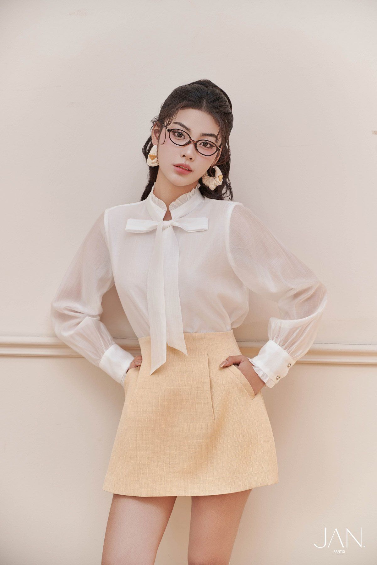 FAS73893 - Áo sơ mi dáng suông, cổ tròn xếp bèo cao, nẹp cài khuy, nhún cửa tay, tay dài, buộc nơ cổ - JAN.