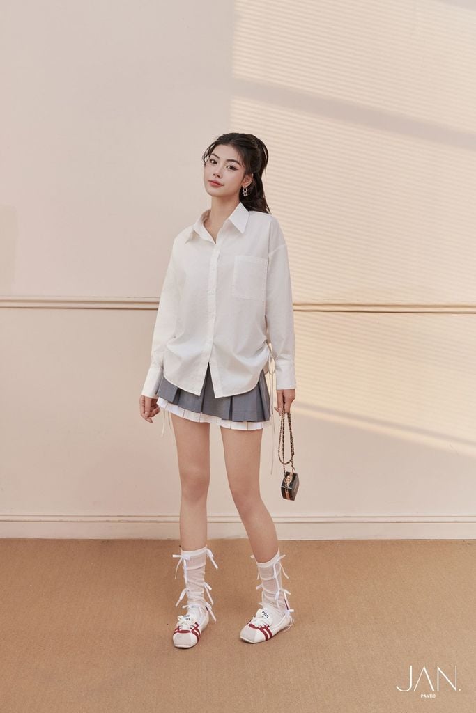 FAS73896 - Áo sơ mi dáng suông, cổ đức, nẹp cài khuy, vai trễ, rút dây buộc eo, túi ốp ngực 1 bên, gấu đuôi tôm, tay dài măng séc cài - JAN.