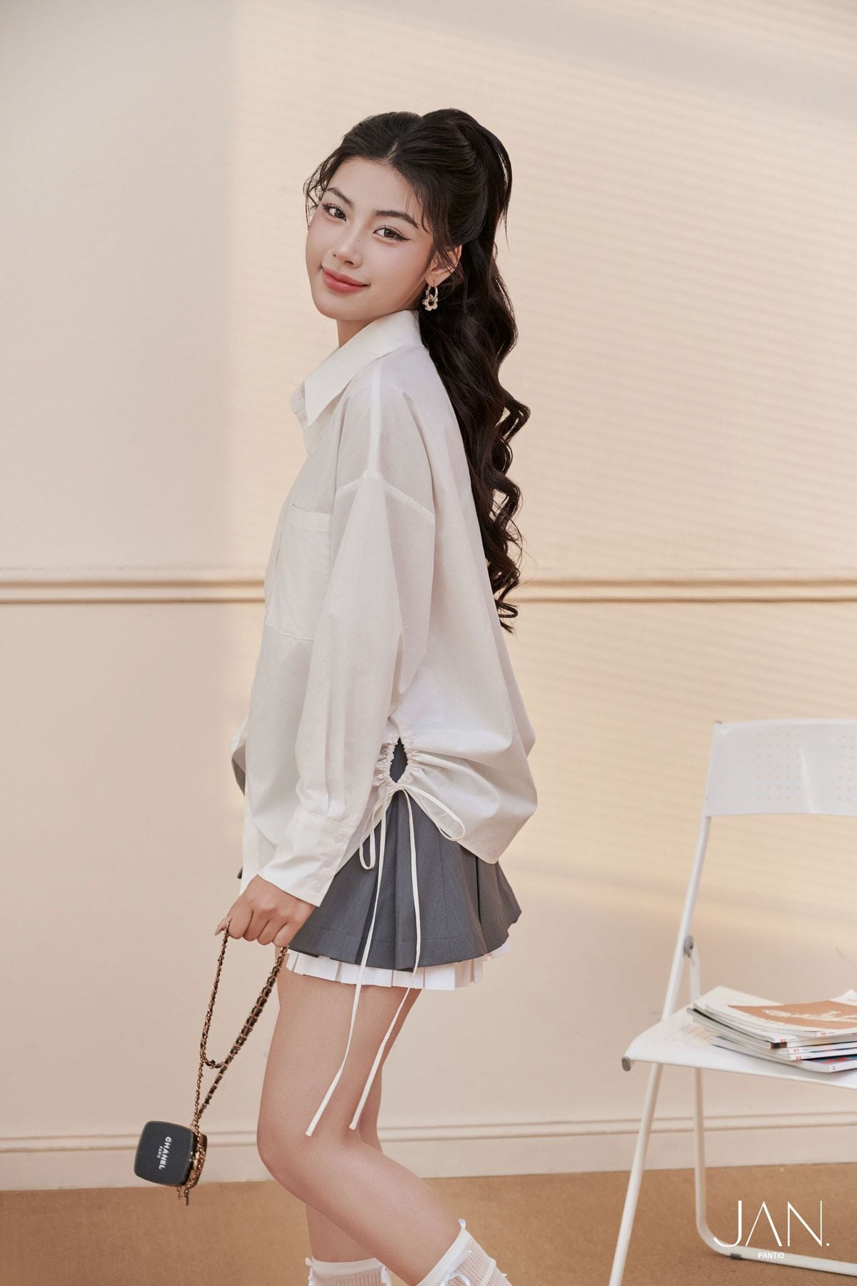 FAS73896 - Áo sơ mi dáng suông, cổ đức, nẹp cài khuy, vai trễ, rút dây buộc eo, túi ốp ngực 1 bên, gấu đuôi tôm, tay dài măng séc cài - JAN.