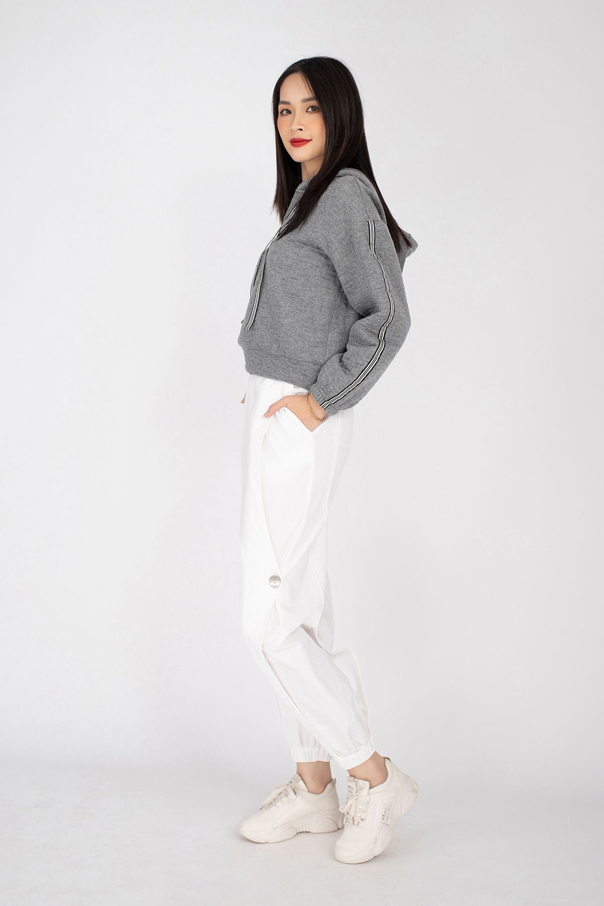 Áo hoodie dáng ngắn chất liệu cotton có mũ dài tay FAS93145 - PANTIO