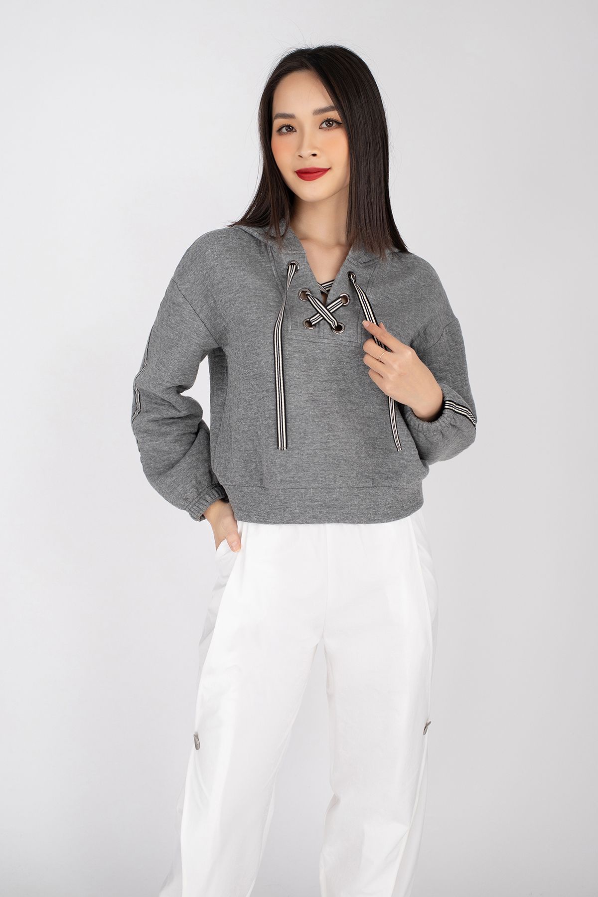 Áo hoodie dáng ngắn chất liệu cotton có mũ dài tay FAS93145 - PANTIO