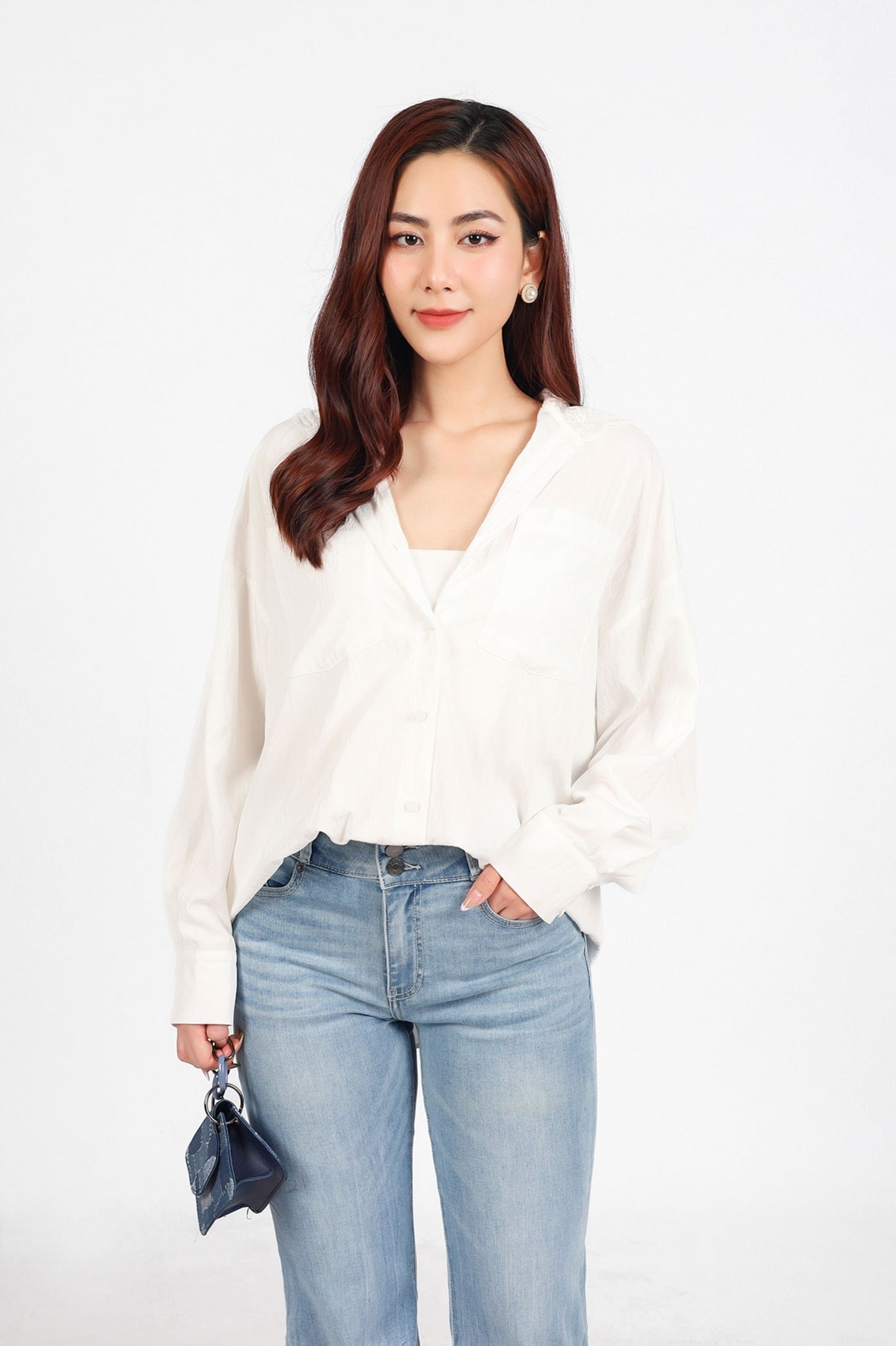 FAS93881 - Áo sơ mi công sở vải thô dáng suông có mũ tay dài phối măng sec cài khuy thân trước - PANTIO