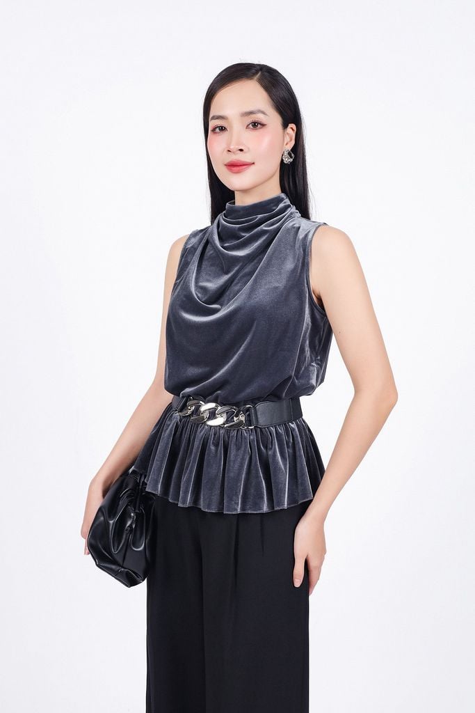 FAS93890 - Áo sơ mi kiểu công sở vải nhung cổ cao không tay eo phối chun co giãn gấu xếp nhún tạo xoè kèm dây đai xích thời trang - PANTIO