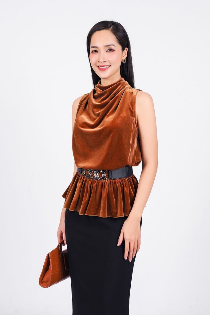 FAS93890 - Áo sơ mi kiểu công sở vải nhung cổ cao không tay eo phối chun co giãn gấu xếp nhún tạo xoè kèm dây đai xích thời trang - PANTIO
