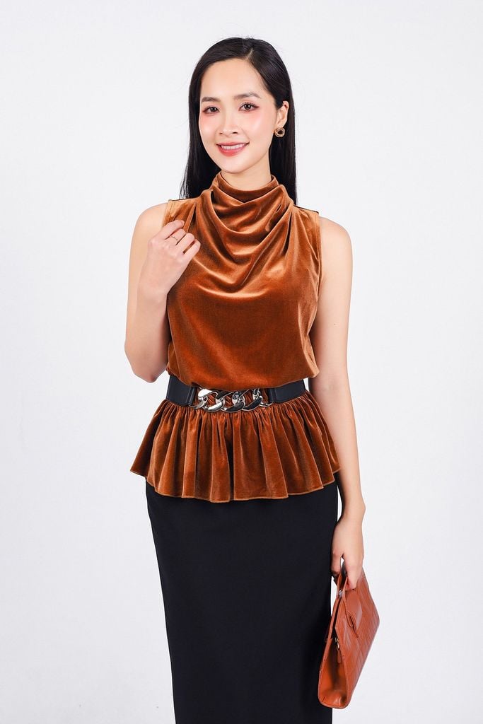 FAS93890 - Áo sơ mi kiểu công sở vải nhung cổ cao không tay eo phối chun co giãn gấu xếp nhún tạo xoè kèm dây đai xích thời trang - PANTIO