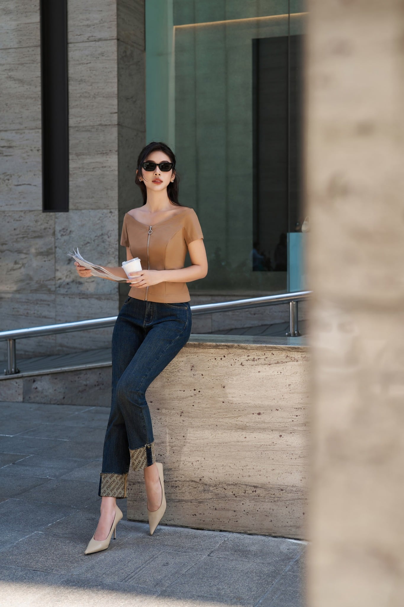 FAT3366 - Áo thun dạo phố vải cotton dáng ôm cổ V vai chờm phối khoá kim loại tạo kiểu - PANTIO