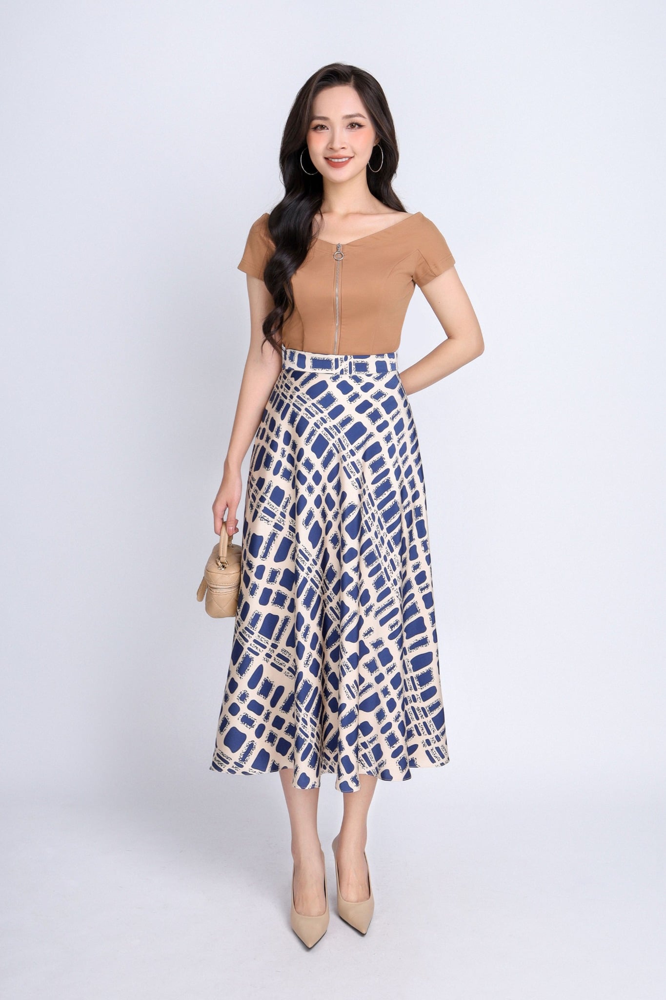 FAT3366 - Áo thun dạo phố vải cotton dáng ôm cổ V vai chờm phối khoá kim loại tạo kiểu - PANTIO