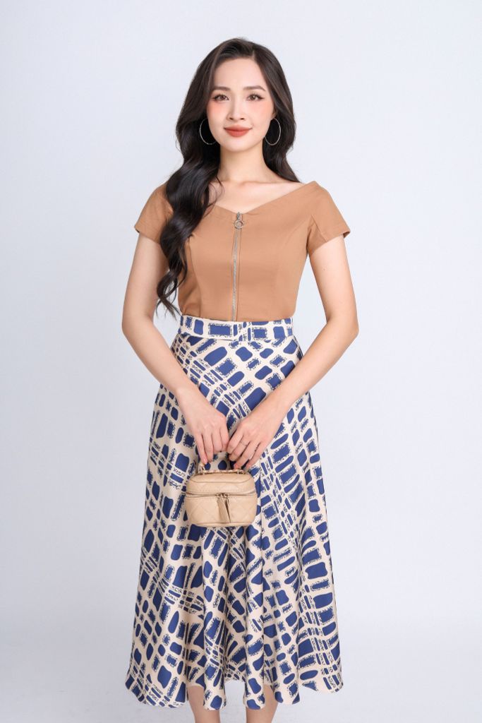 FAT3366 - Áo thun dạo phố vải cotton dáng ôm cổ V vai chờm phối khoá kim loại tạo kiểu - PANTIO