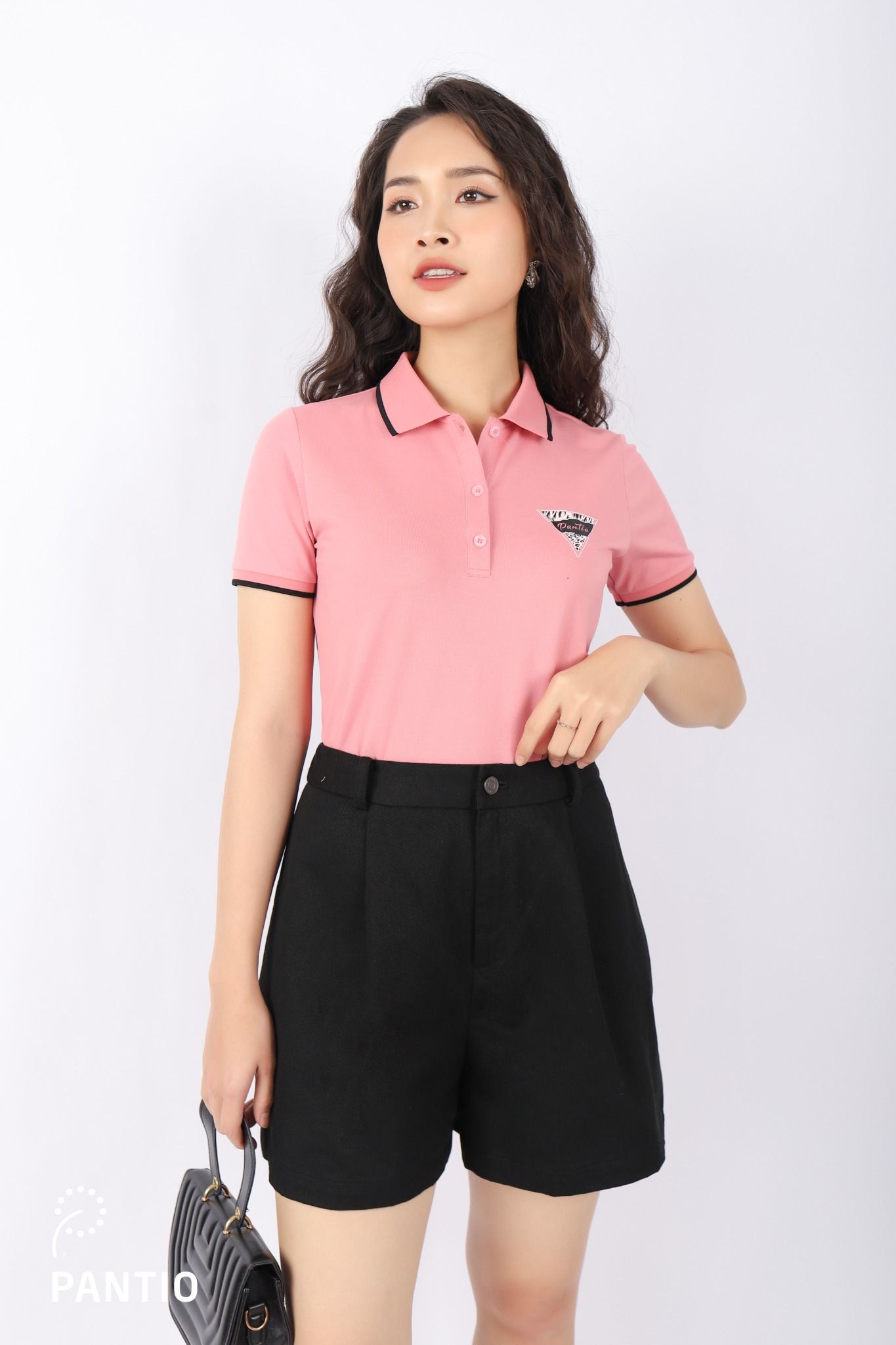 FAT5290 - Áo thun công sở vải cotton dáng suông cổ đức viền phối màu thân ngực có hình in trang trí - PANTIO